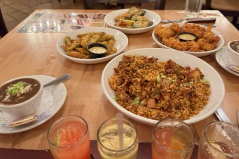 ワニ肉のフライ、オクラ、焼き牡蠣、ガンボ、ジャンバラヤ