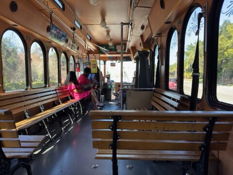 アイライド・トロリーの車内