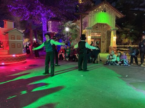 パレードにもいたクリスマスキャロルのキャスト